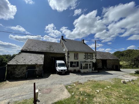 Exclusiviteit! Oud stenen huis met grote schuren op twee niveaus, garage, bijgebouwen / oude broodoven en grote omheinde tuin. Het complex ligt aan het einde van een landweg in een rustig gehucht met directe toegang tot een veelheid aan paden, of het...