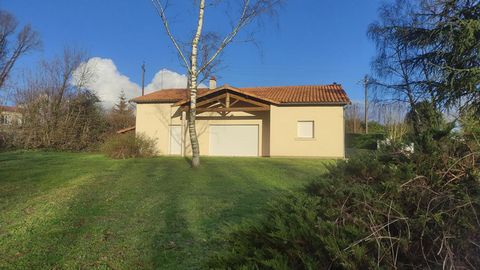 Maison au calme, sur un joli parc de 4400m² comprenant in grand séjours /salon avec âtre, cuisine aménagée et équipée,2 chambres, salle d'eau, arrière cuisine au rdc. une grande mezzanine avec point d'eau, un garage, une dépendance. Un bien au charme...