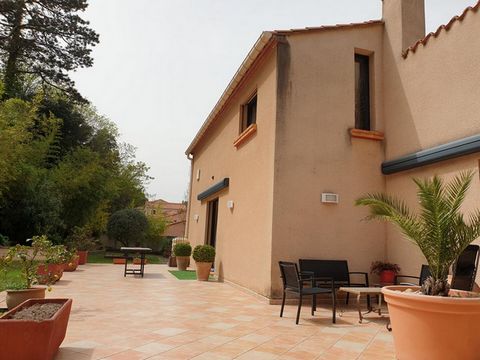 Great opportunity to combine life and work for this 240 sqm villa composed of - a large living room with beautiful living room, dining room, fireplace, facing south/east with direct access to a large terrace, a summer kitchen and garden, - an indepen...