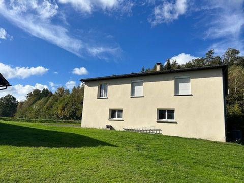 IMMO19.FR A Ambrugeat in Corrèze House 5 minutes walk from a tourist lake. This house consists of an open kitchen opening onto a large living room, four bedrooms, a bathroom with shower and bathtub. In the basement are 2 large garages. All on a plot ...