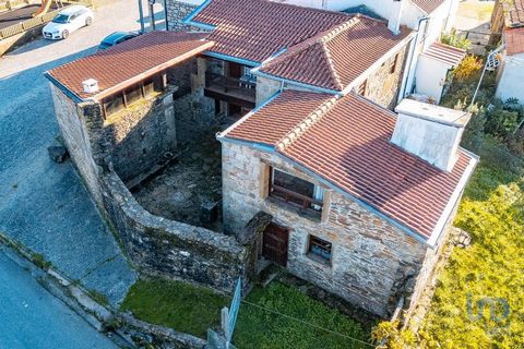 Encantadora Moradia Rústica em São João d' Arga (Arga de Cima ) no concelho de Caminha , conhecida como Casa do Pontelhão . Local Isolado e em plena natureza da serra de d'Arga . A moradia foi toda recuperada com gosto e cuidado de forma a manter a t...