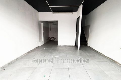 Commercial walls for all businesses of approximately 40 m². Floor converted into living space, separate toilet. Access for people with reduced mobility, double glazing. Downtown area, in a shopping center. About 150 m from the beach, 200 m from the t...