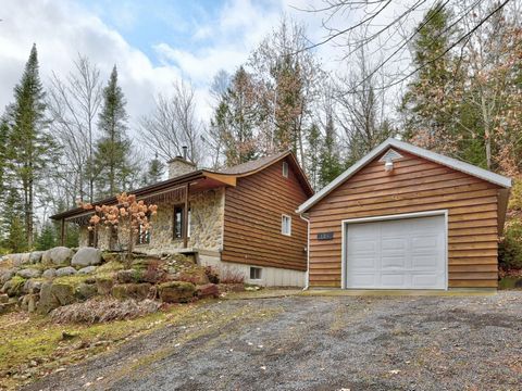 Maison const 1980 avec garage const 2007 de 20 x 16 sur un terrain de 20,000 Pc dont 3 cac et sous-sol semi-aménagé . De plus un terrain de 32,959.8 pc sur le bord de la rivière l`assomption sur la rue Mcmaniman a cinq minutes a pied dont le vendeur ...