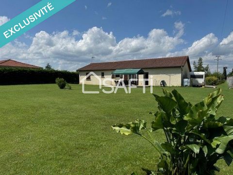 Dans un petit village, proche de Pont de Vaux, villa de plain pied construite en 2005 de 100 m² habitables. Le bien comprend une cuisine ouverte sur un salon/séjour, quatre chambres, un toilette, une salle de bain, un double garage avec coin buanderi...