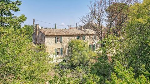 James's Property präsentiert dieses authentische Steinanwesen in der Landschaft von Saint Rémy de Provence. Dieses traditionelle Bauernhaus mit einer Wohnfläche von 160 m² stellt eine wunderbare Möglichkeit zur Restaurierung dar. Derzeit umfasst es v...