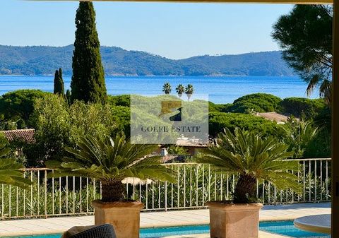 Rare opportunité de villa à vendre au Parc de Cavalaire avec une très belle vue mer panoramique. Edifiée en 1962 sur un terrain plat de 1228 m2 et entièrement rénovée et agrandie en 2002, cette villa est idéalement située. La vue sur la mer, les coll...