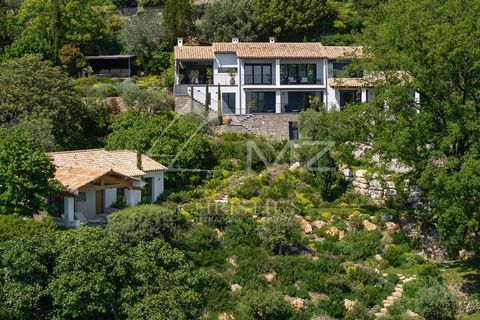 Situada en uno de los pueblos más bonitos de Francia, esta excepcional propiedad consta de dos casas en una parcela de más de 6500m2, que se desarrolla en un ambiente típicamente provenzal y ofrece una vista impresionante. La casa principal ofrece im...