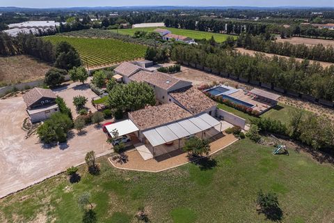 Ein sehr schönes Anwesen, bestehend aus einem komplett restaurierten L-förmigen Bauernhaus mit mehreren Wohnungen, die bis zu 32 Personen auf einem landschaftlich gestalteten Grundstück beherbergen können, teilweise mit einem schönen Blick auf Ventou...