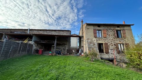 Proche BILLOM, située à BONGHEAT, Maison à rénover avec cave, grange et terrain sur une parcelle de 1.540 m2. Maison en pierre de 80 m2, se situant dans un environnement calme et à la campagne comprenant en rez de chaussée : entrée, salle d'eau, toil...