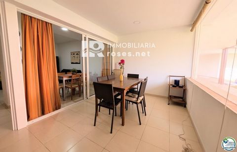 Energy Certificate: WFSR5BM2 This charming ground floor apartment is located in the exclusive residential and holiday complex Isla de Roses, in the idyllic area of Santa Margarita, Roses, in the heart of the Costa Brava. With direct access to the bea...