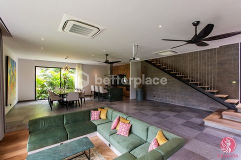 Cette superbe villa de 4 chambres, située dans le quartier serein de Buduk, au nord de Canggu, offre le mélange parfait de tranquillité et d’accessibilité. Avec seulement 15 minutes en voiture de la plage de Pererenan, 10 minutes du centre animé de C...