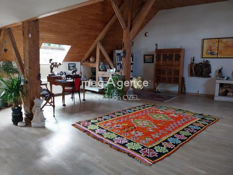 Située à Nogent-sur-Seine (10400), cette maison atypique offre un cadre exceptionnel en bord de Seine, proche des transports en commun, écoles, lycée, collège, crèche et animations locales. Nichée dans un environnement calme, la propriété bénéficie d...