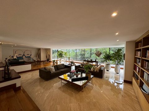 Situé dans l’un des quartiers les plus prestigieux d’El Poblado, cet appartement spectaculaire à San Lucas offre une combinaison unique de luxe et de confort. Situé au troisième étage. D’une superficie généreuse de 430 mètres carrés, la propriété dis...