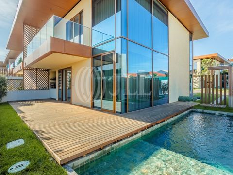 Brand new 4-bedroom villa with 208 sqm of gross construction area, private pool, four parking spaces, total outdoor area of 278 sqm, located in the new Garden Cascais condominium, in Quinta da Bicuda, Cascais. Villa, part of a condominium of only 14 ...