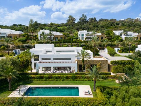 Welcome to this lovely villa located in the prestigious Green 10, part of the famous Finca Cortesin Resort. From the moment you arrive, the private driveway and covered parking for two cars make you feel at home. Designed with modern living in mind, ...