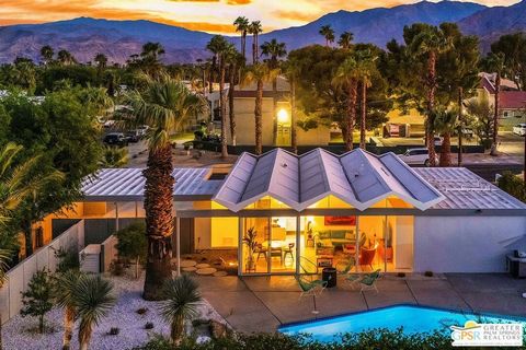 Introducing Steel House Number 1, a mid-century modern masterpiece by architects Donald Wexler and Richard Harrison. Built in the early 1960s by the Alexander Construction Company, this historic home is one of only seven steel housesand one of just t...