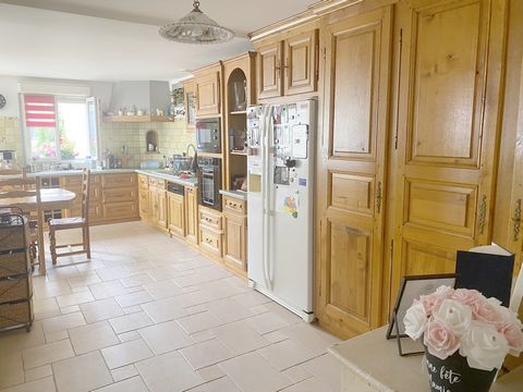 EXCLUSIVITE ! Maison avec terrain et dépendances. Découvrez cette charmante propriété T5 de 137 m2 située dans un cadre tranquille à Mareuil-le-Port. - Maison principale : Composée d'une cuisine equipée et ouverte sur le piece à vivre, salon/séjour, ...