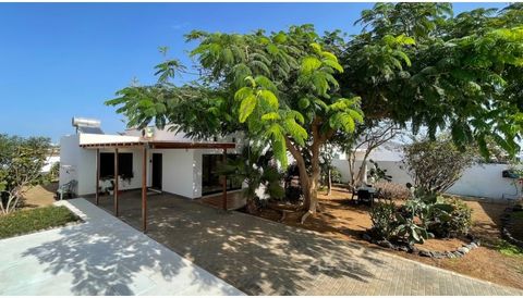 This semi-detached house is located on a 560 m2 plot in a quiet, non-communal residential complex in Playa Blanca, just a few minutes' walk from the town centre. The house is surrounded by mature, carefully landscaped yet natural gardens. A cosy seat...