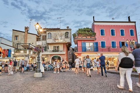 Welkom in uw tweede thuis in het charmante kustplaatsje Caorle, Italië! Dit heerlijke appartement ligt in een serene omgeving op korte loopafstand van de zonovergoten oevers van de Adriatische Zee en biedt de perfecte mix van comfort, gemak en charme...