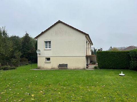 14100 Ouilly le Vicomte A visiter sans tarder cette charmante maison dans un environnement calme à seulement 4 kms de Lisieux axe Lisieux /Pont L'évêque à quelques minutes des commerces. Elle est composée d'une entrée, une grande cuisine aménagée équ...