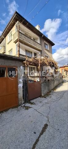 PROPRE COUR ! ! ! 3 ÉTAGES ! ! ! ESCALIER INTÉRIEUR ! ! ! GARAGE!!! 5 KM DE LA FRONTIÈRE AVEC LA GRÈCE !! Nous présentons à votre attention une maison située dans l’une des zones les plus préférées pour vivre dans les montagnes des Rhodopes, à savoir...