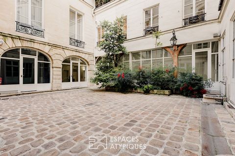 Situé en plein coeur du Marais, à deux pas de la Place des Vosges, ce local commercial de 160,91 m2 se trouve dans un bel immeuble du XVIIe siècle. Disposé autour d'une cour pavée, il offre un cadre paisible en plein centre de Paris. Le bien comprend...