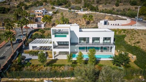 Cette magnifique villa de luxe est située à Benalmadena, Malaga, sur la Costa Del Sol. Avec ses 5 chambres et 6 salles de bains, cette villa offre un espace de vie spacieux et confortable pour toute la famille. La propriété a une superficie construit...