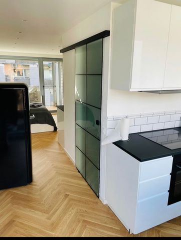 Das Apartment ist mit allem eingerichtet, alles frisch renoviert. Außerdem hat das Apartment einen kleinen Balkon, eine Spülmaschine und selbstverständlich auch ein Smart TV und eine Nespresso.