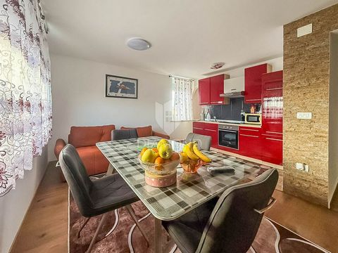 Location: Istarska županija, Umag, Umag. Istrien, Umag Im Zentrum von Umag steht eine Wohnung im 4. Stock mit zwei Schlafzimmern zum Verkauf. Die Wohnung hat eine Gesamtfläche von 52m2 und besteht aus einer Küche und einem Wohnzimmer, 2 Schlafzimmern...