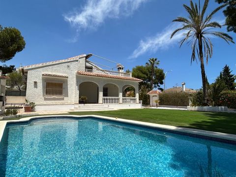 Beautiful villa in the Dehesa de Campoamor, Mediterranean style. With a plot of 730 m2, private pool and 180 m2 of house, distributed over two floors, on the ground floor is the dining room, kitchen, three bedrooms and two bathrooms. On the first flo...