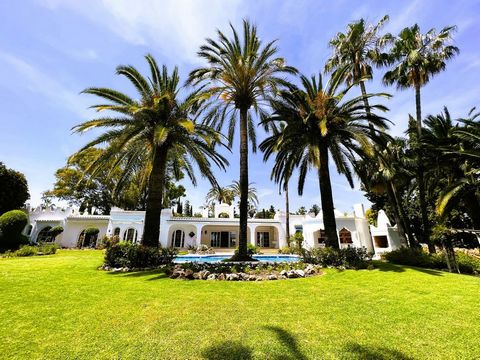 Вилла/Шале, El Paraiso, Costa del Sol. 6 Спальные комнаты, 5 Ванные комнаты, Площадь 611 m², Площадь участка 2573 m². Расположение : Рядом с гольф-полем, Рядом с магазинами, Рядом с морем, Близко к школам, Урбанизация. ОРИЕНТАЦИЯ : Юг. бассейн : Прив...