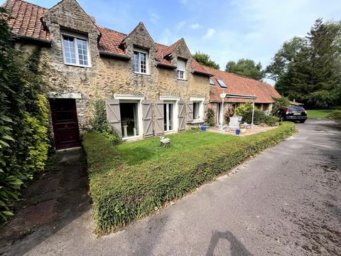 Située à Wimille, cette charmante longère bénéficie d'un cadre paisible, idéal pour une famille. Proche des commerces locaux et des écoles (- de 50m), le village offre un environnement convivial et pratique. À quelques minutes de la plages de Wimereu...