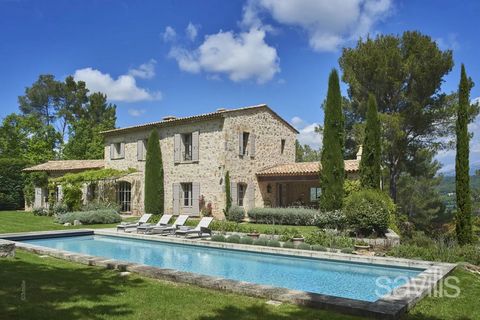 Villa con quattro camere da letto all'interno di Terre Blanche, un ricercato dominio privato con strutture alberghiere di lusso e due campi da golf di fama internazionale. Questa affascinante villa in pietra, presentata in ottime condizioni, ha una s...