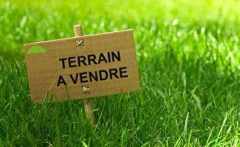 Au coeur du Perche, Terrain à bâtir viabilisé d'une superficie de 794m² Terrain plat et dans un endroit très calme Terrain constructible (clos du côté gauche) proche tous commerces, école, voie express N12 à 2 min Budget : 49 000 Euros , honoraires c...