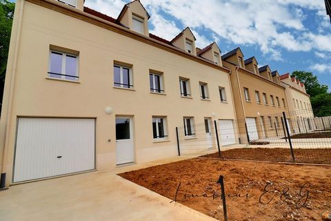 Découvrez cette maison neuve située au coeur de la charmante commune de Mortefontaine-en-Thelle, offrant un cadre de vie paisible tout en étant proche de la région parisienne. Conforme aux normes PMR, elle dispose d'une chambre et d'une salle d'eau a...