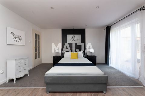 Wij bieden een prachtig gelijkvloers huis te koop aan in Rudna Wielka nabij Rzeszów. Details van de woning: Oppervlakte van het huis: 150 m² Perceel: 1200 m², met mooie oude bomen Met een garage en een bijgebouw Verwarming: - gaskachel en de mogelijk...