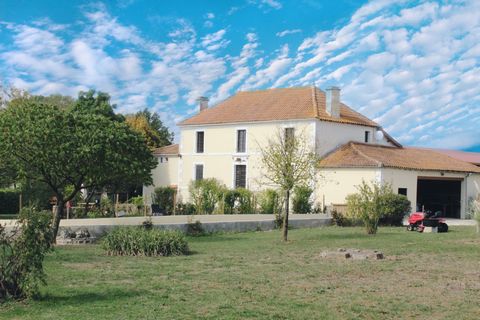 Superbe grande maison familiale orientée plein sud, avec dépendances et plus d'un demi-hectare de terrain attenant.