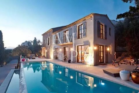 Our agency offers you on the heights of Cannes, sumptuous bastide stone of 600 m2, Renovated with taste, equipped in home automation. Panoramic view of the Bay of Cannes and Le Suquet. Composed of a triple reception, Living room with fireplace, offic...