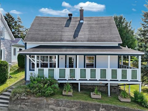 Spacious property located in Ste-Blandine, offering 5 bedrooms and 2 full bathrooms, ideal for a large family. You will be charmed by its large, bright rooms and its warm pellet fireplace, perfect for winter evenings. The large lot offers you privacy...