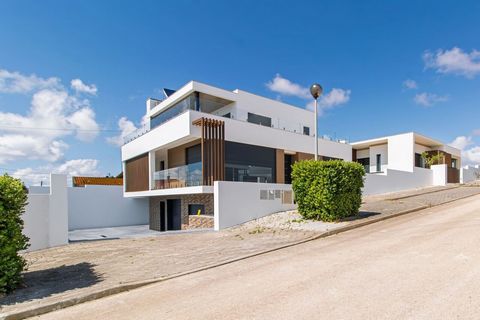 LA VALEUR AJOUTÉE DU BIEN : Villa individuelle de 4 chambres d’architecture contemporaine, implantée sur un terrain de 487,4m², qui offre 342,7m² de construction, répartie sur 3 étages. À 15 km d’Ericeira. DESCRIPTION DE LA PROPRIÉTÉ : Étage -1 (sous...