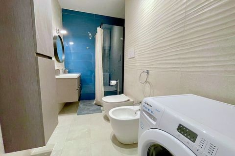 Situé au 3e étage avec terrasse privée, ce charmant appartement de vacances à Porto Santa Margherita offre un havre de paix paisible en bord de mer, à quelques pas de la mer Adriatique. Conçu pour le confort et la commodité, il est idéal pour les cou...
