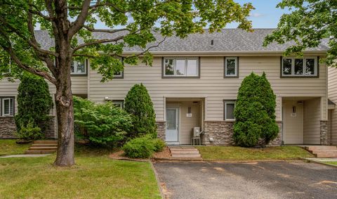 Découvrez cette charmante maison de ville en copropriété située à seulement 2 minutes du Mont-Sainte-Anne! Offrant 2 chambres à coucher, elle se trouve dans un secteur paisible, idéal pour les amoureux de plein air. Parfaite comme résidence principal...