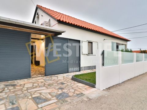 Villa entièrement rénovée de 2+1 chambres, équipée d'une excellente exposition au soleil, d'un environnement très calme et avec l'intimité nécessaire à votre bien-être, à seulement 5 minutes de la plage ! La propriété, confortable et avec une bonne l...