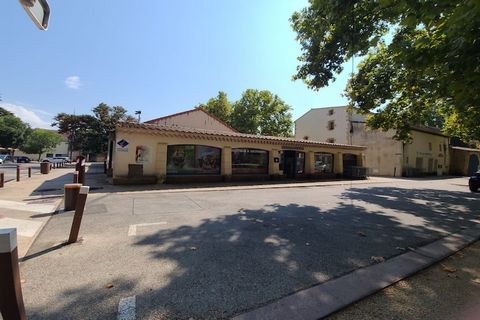 Des frais optionnels de services et utilités d'un montant de EUR 70,00 seront facturés avant votre arrivée. Les détails sont fournis ci-dessous. Nichée au cœur du charmant village de Pélissanne, cette chaleureuse maison de village offre un parfait mé...