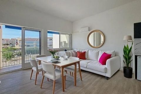 Avec ascenseur, dans une résidence en première ligne sur la plage avec piscine et parking privé sécurisé, ce duplex jamais habité offre deux chambres, dont une avec placard et l’autre idéale pour des lits superposés, ouvrant toutes deux sur terrasse,...