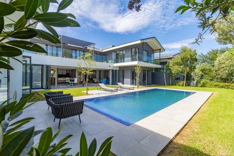 Een uitzonderlijke residentie waar de eigenaren hun inspiratie haalden om een luxe resort look en feel te creëren. De architectuur, landschapsarchitectuur en interieurontwerp zijn naadloos samengesmolten met stijl en finesse. De aantrekkingskracht va...