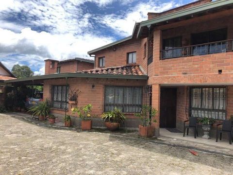 Description Sale of detached house in Rionegro, Urbanización Gualanday. Sale price $ 2,300 million Lot area 1,700 m2 2 houses built on the land. Approximate construction area 800 m2. Uncovered parking for 12 cars, Covered parking. The house has on th...