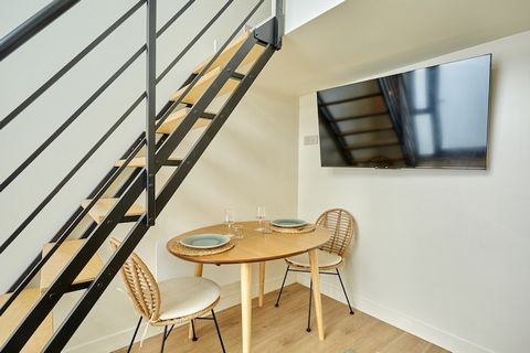 Élégant duplex climatisé au cœur de Paris, entre Bastille et le Marais. 2 chambres avec lits queen-size, un salon chaleureux, une cuisine entièrement équipée et un accès Wi-Fi haut débit. Idéal pour les couples, les familles ou les voyages d'affaires...