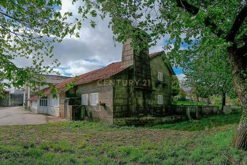Découvrez cette maison isolée à Vila Real, Montalegre, offrant un potentiel incroyable pour les amateurs de rénovation. Avec un prix attractif de 141 000, cette propriété de 242m² est idéale pour créer votre havre de paix en pleine nature. La maison ...