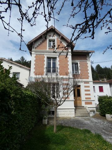 Charmante maison de maître T5 de 135m² avec grand garage de 60m², cave de 35m² et jardin de 225m².